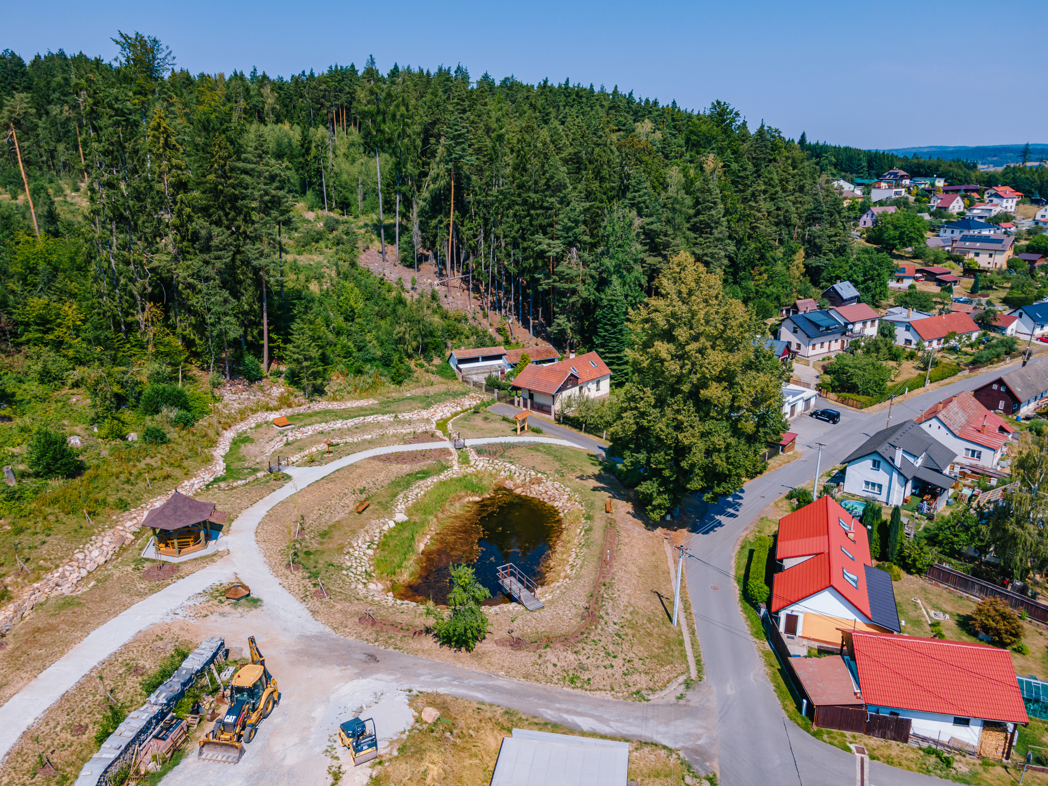 Cejle na Jihlavsku investovala do bezpečnější dopravy i obnovy rybníčku. Proměna veřejných prostranství zlepšila každodenní život místních obyvatel.