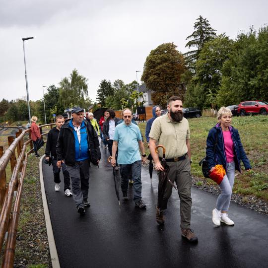 Cyklostezka Mockelbahn propojuje Hranice u Aše a německý Adorf. Nová trasa vznikla na místě bývalé železnice a podporuje cestovní ruch v pohraničí.