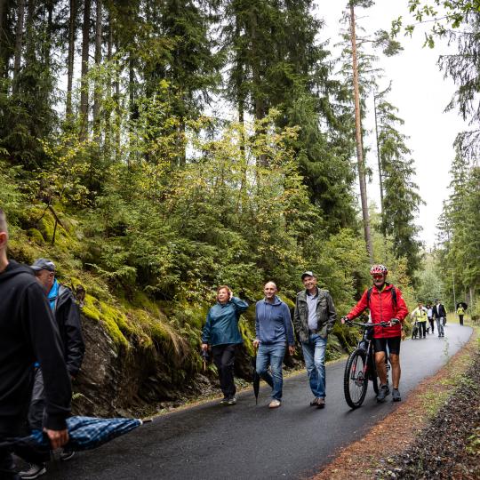 Cyklostezka Mockelbahn propojuje Hranice u Aše a německý Adorf. Nová trasa vznikla na místě bývalé železnice a podporuje cestovní ruch v pohraničí.