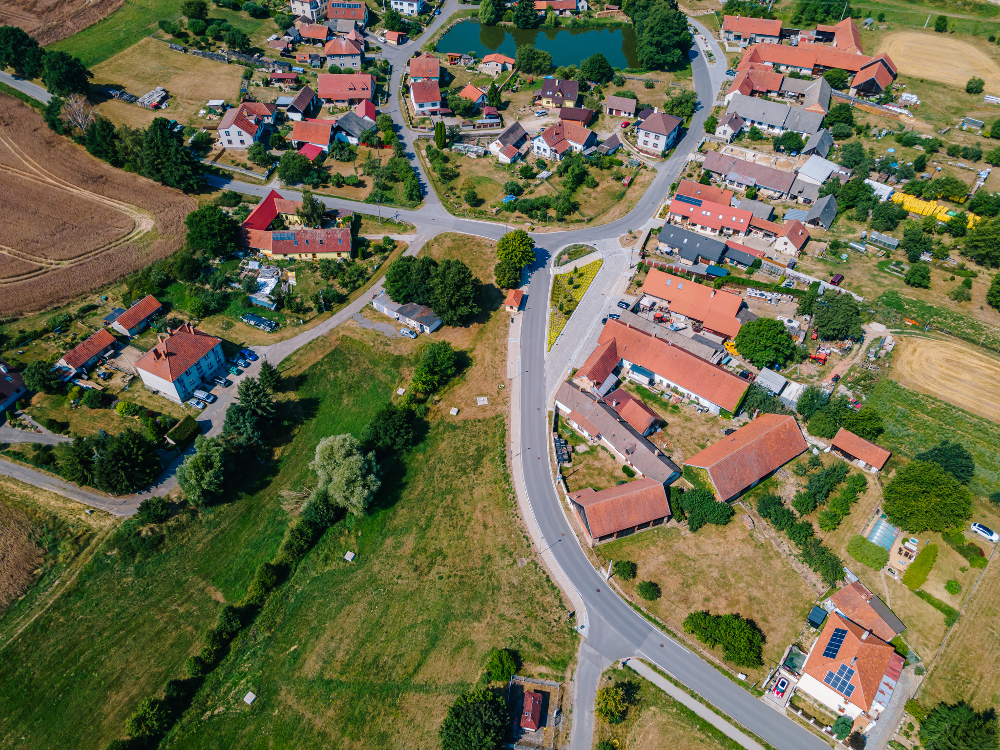 Cejle na Jihlavsku investovala do bezpečnější dopravy i obnovy rybníčku. Proměna veřejných prostranství zlepšila každodenní život místních obyvatel.