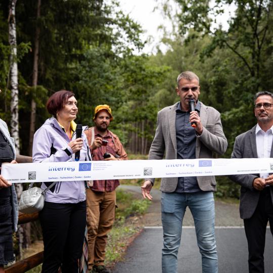 Cyklostezka Mockelbahn propojuje Hranice u Aše a německý Adorf. Nová trasa vznikla na místě bývalé železnice a podporuje cestovní ruch v pohraničí.