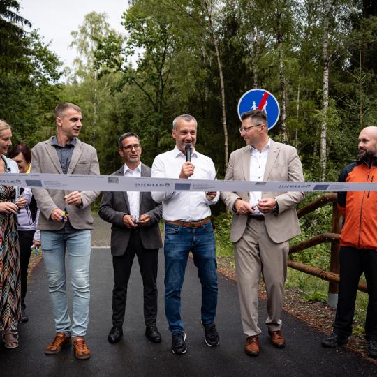 Cyklostezka Mockelbahn propojuje Hranice u Aše a německý Adorf. Nová trasa vznikla na místě bývalé železnice a podporuje cestovní ruch v pohraničí.