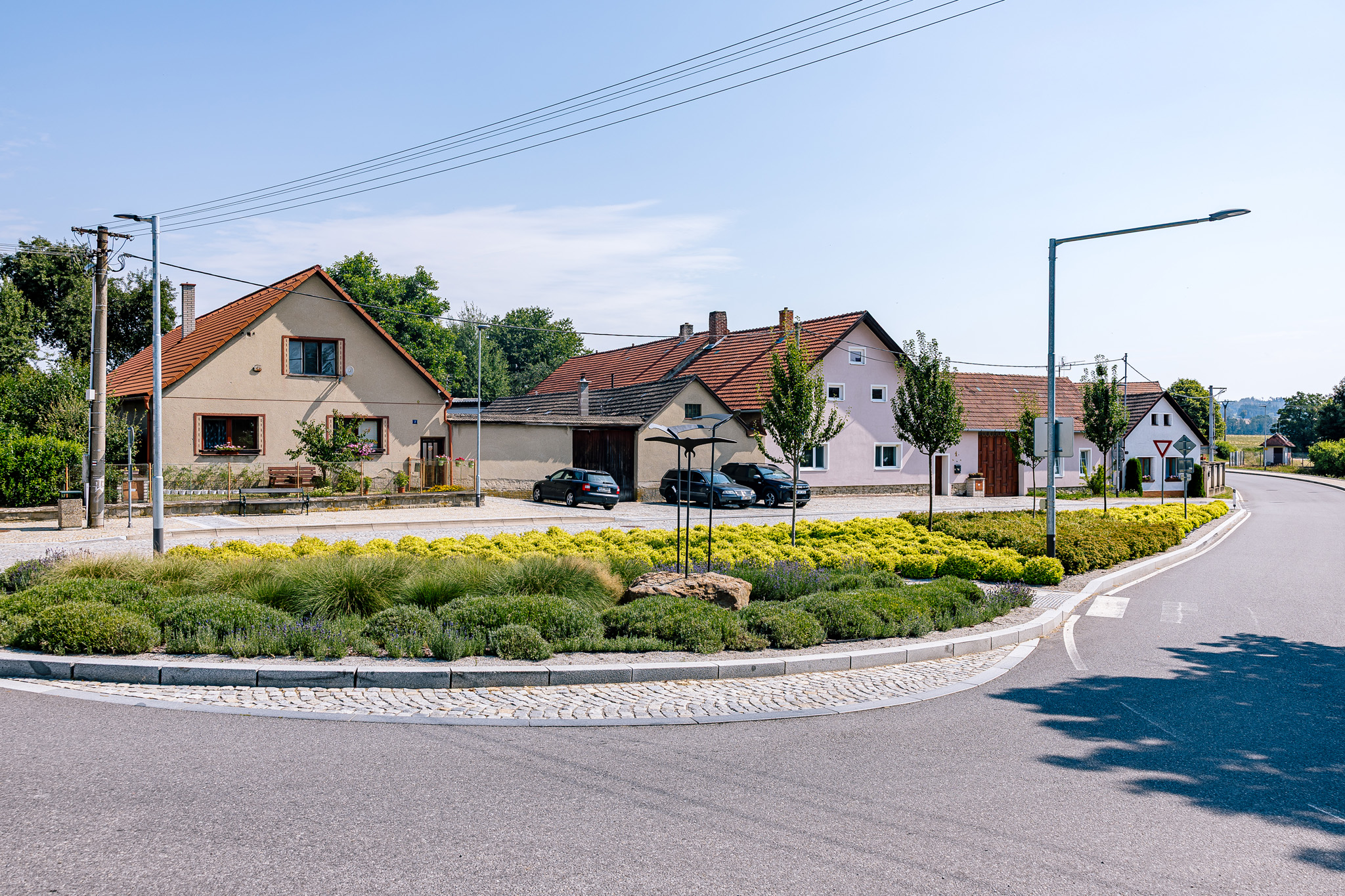 Cejle na Jihlavsku investovala do bezpečnější dopravy i obnovy rybníčku. Proměna veřejných prostranství zlepšila každodenní život místních obyvatel.