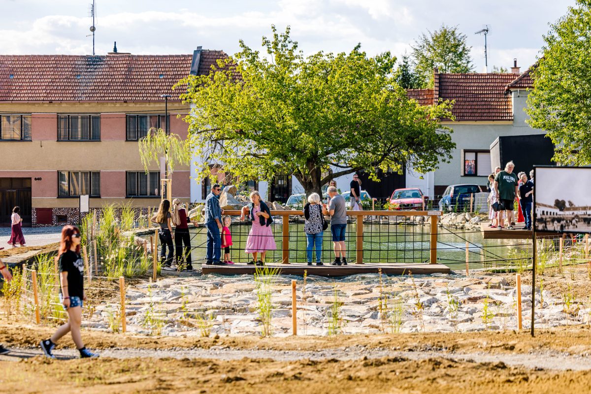 Zlínský Hluk proměnil za podpory EU financí zanedbané centrum města v nový park