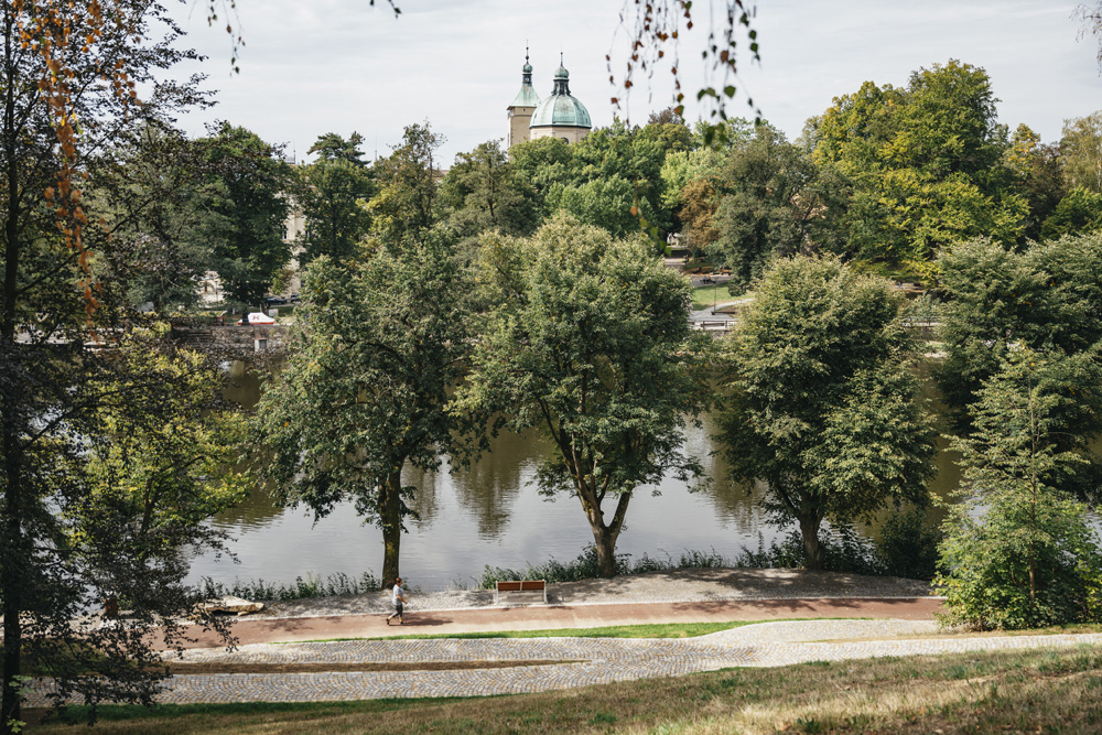 Park Budoucnost v Havlíčkově Brodě po rozsáhlé proměně nabízí nová mola, lavičky, herní prvky i Poesiomat. Evropské fondy přispěly přes 25 milionů korun.