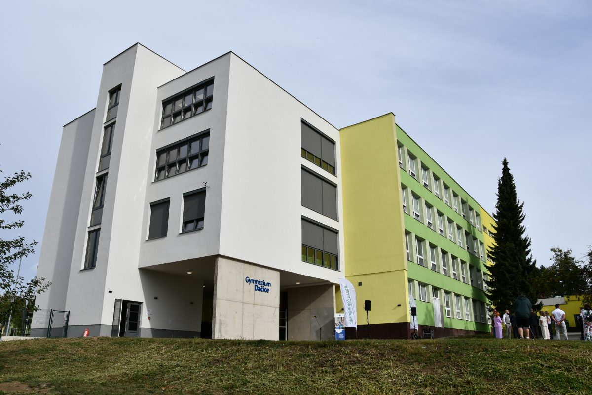 Gymnázium v Dačicích otevřelo novou přístavbu s odbornými učebnami, zázemím pro studenty i moderním vybavením pro výuku.