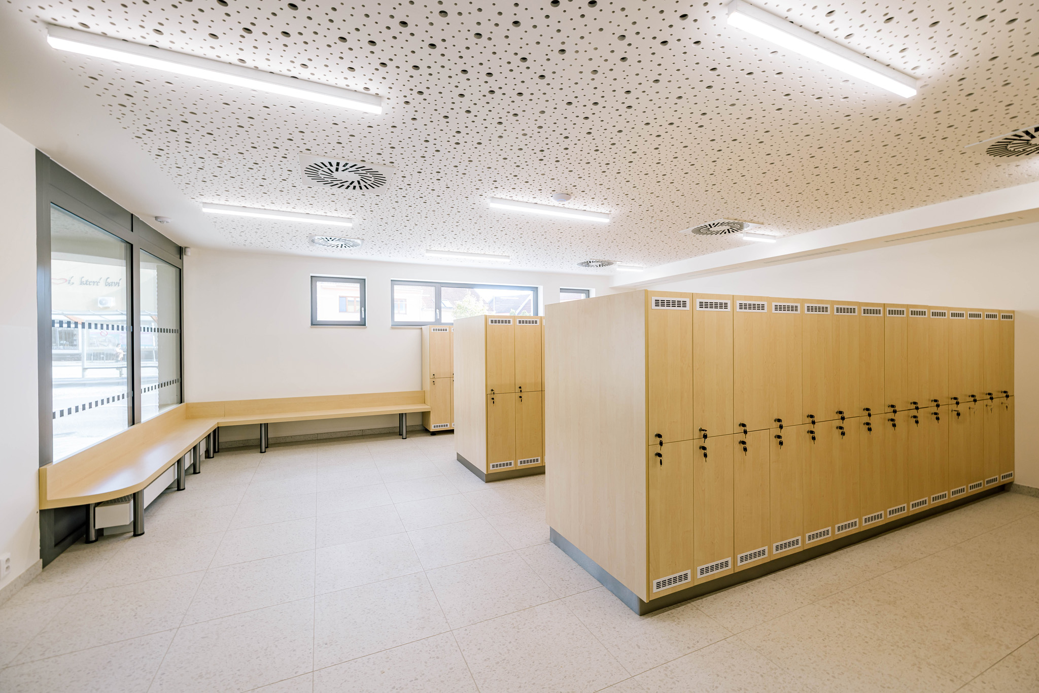 V jihomoravských Pohořelicích otevřeli nové odborné učebny a moderní zázemí pro výuku. Škola získala prostory pro robotiku, jazyky i přírodní vědy.