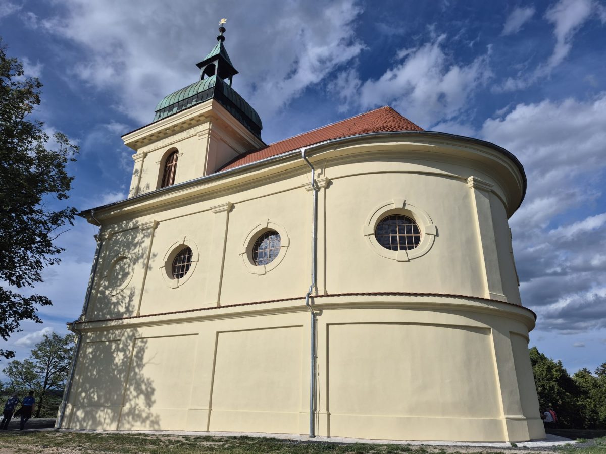 Do kaple sv. Ducha v Liběchově se po 60 letech vrátily zvony i život.