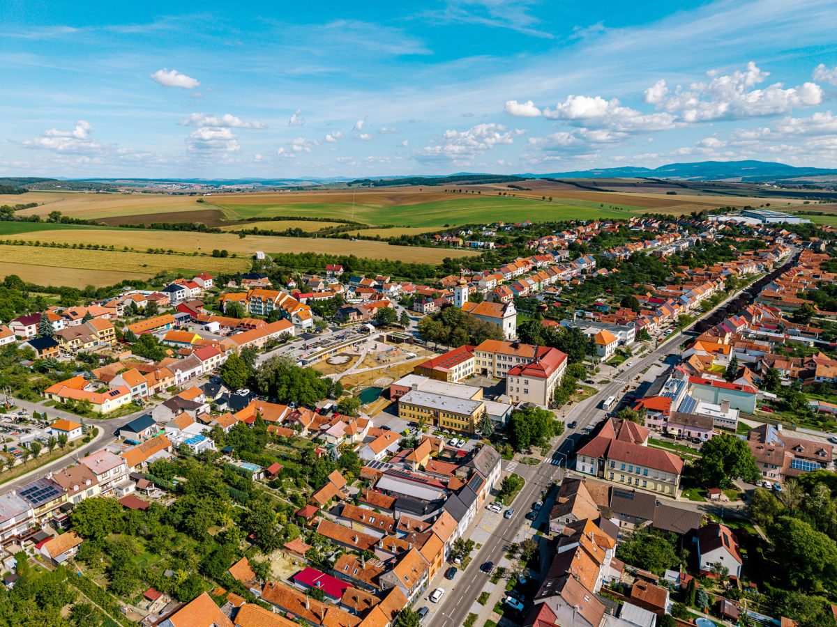 Zlínský Hluk proměnil za podpory EU financí zanedbané centrum města v nový park