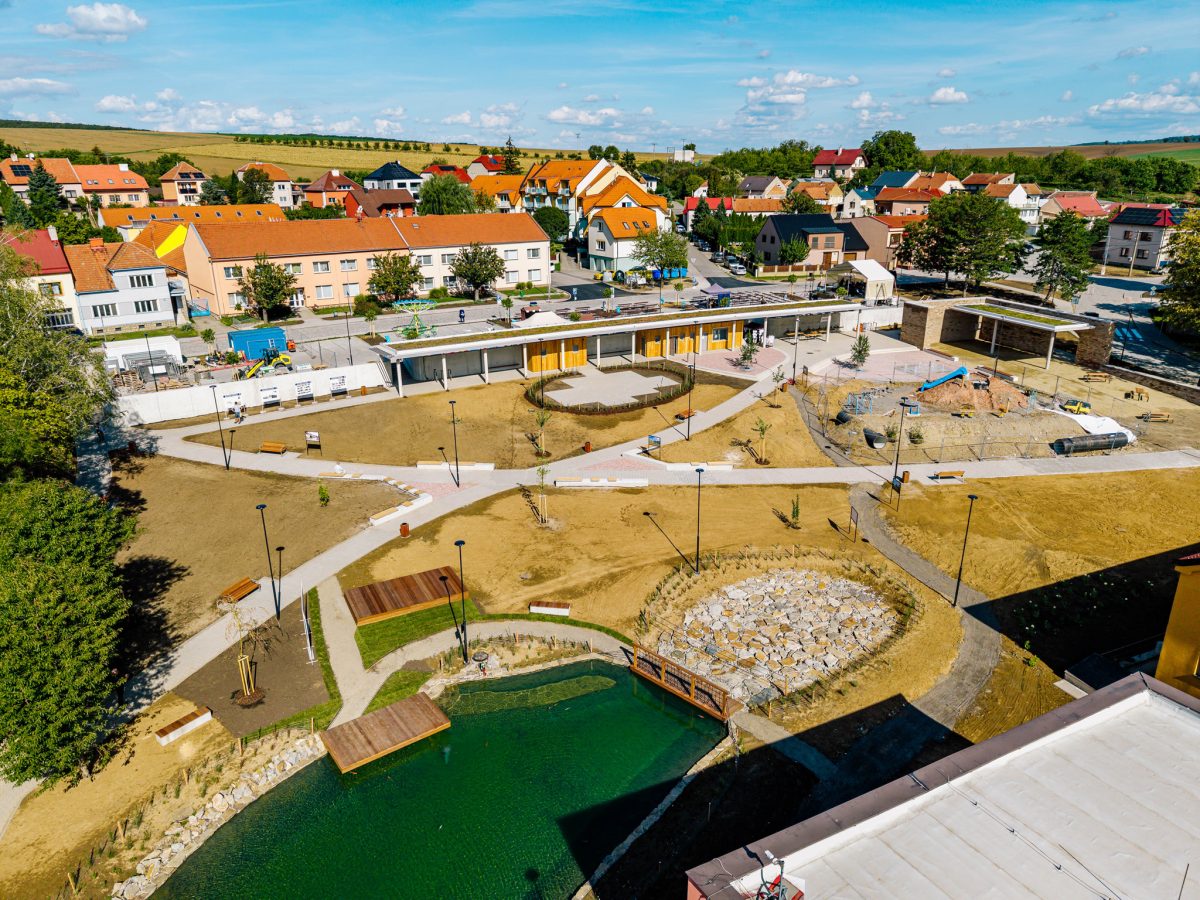 Zlínský Hluk proměnil za podpory EU financí zanedbané centrum města v nový park
