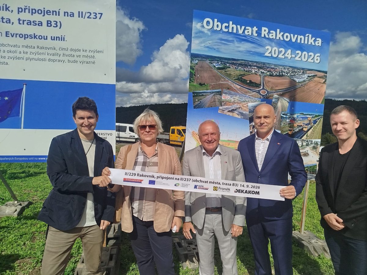 Rakovník se dočkal další významné dopravní stavby. Nový severní obchvat propojuje silnice II/229 a II/237 a má odvést část tranzitní dopravy mimo centrum města.